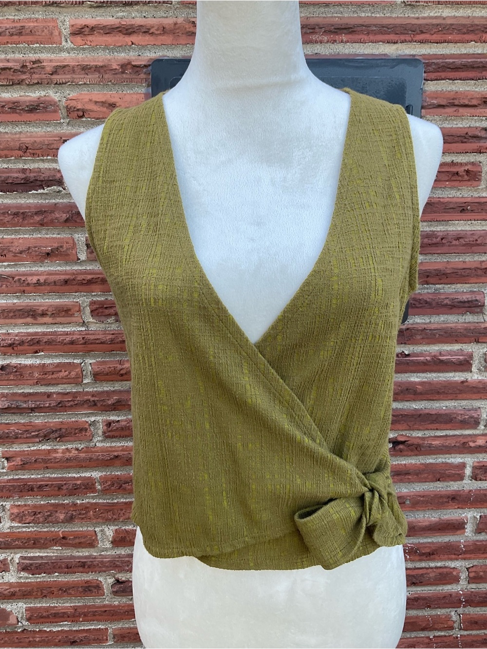 🐸Boho Minimalist Madewell Texture & Thread Olive Green Wrap Sleeveless Top Med
